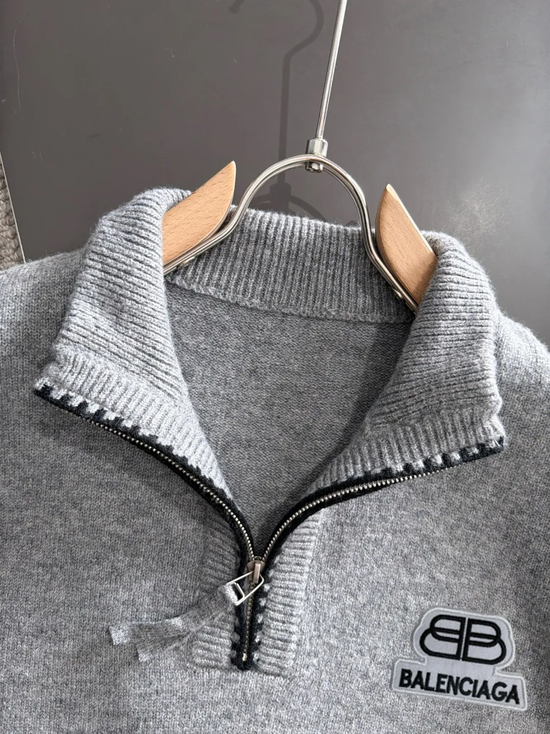 Next day shipping P195 Balenciaga high quality 2026 autumn and winter official website latest sweater, on sale at the same time at the counter Hot Sale! Specially made of wool blended fabric. It feels comfortable and can be directly in contact with the skin. The logo badge is exquisitely embroidered, which is extremely eye-catching! The details highlight the fashionable charm of big brands. Exquisite workmanship. Three-dimensional cutting style. The wearing effect is invincible and handsome! All three standards are complete! Sizes:M-3XL